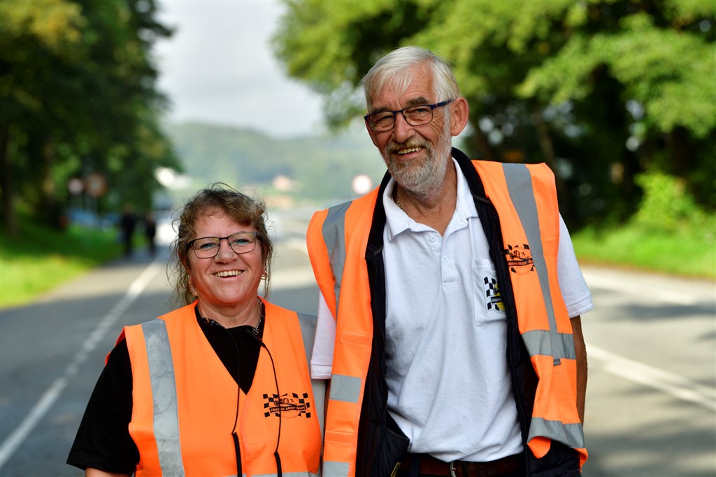 En mindre hær af officials og hjælpere sørger for, at alt går sikkert til ved Munkebjerg Hill Climb. Ole Spottog Rasmussen er løbsansvarlig samt chef for hastighedsprøven og har hustru Jonna til at hjælpe sig med at starte deltagernes biler op ad bjerget.
(Foto: Michael Eisenberg)